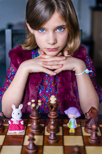 photo joueuse d'échecs prise par Emilie Arthaud graphiste pour le monde ludique